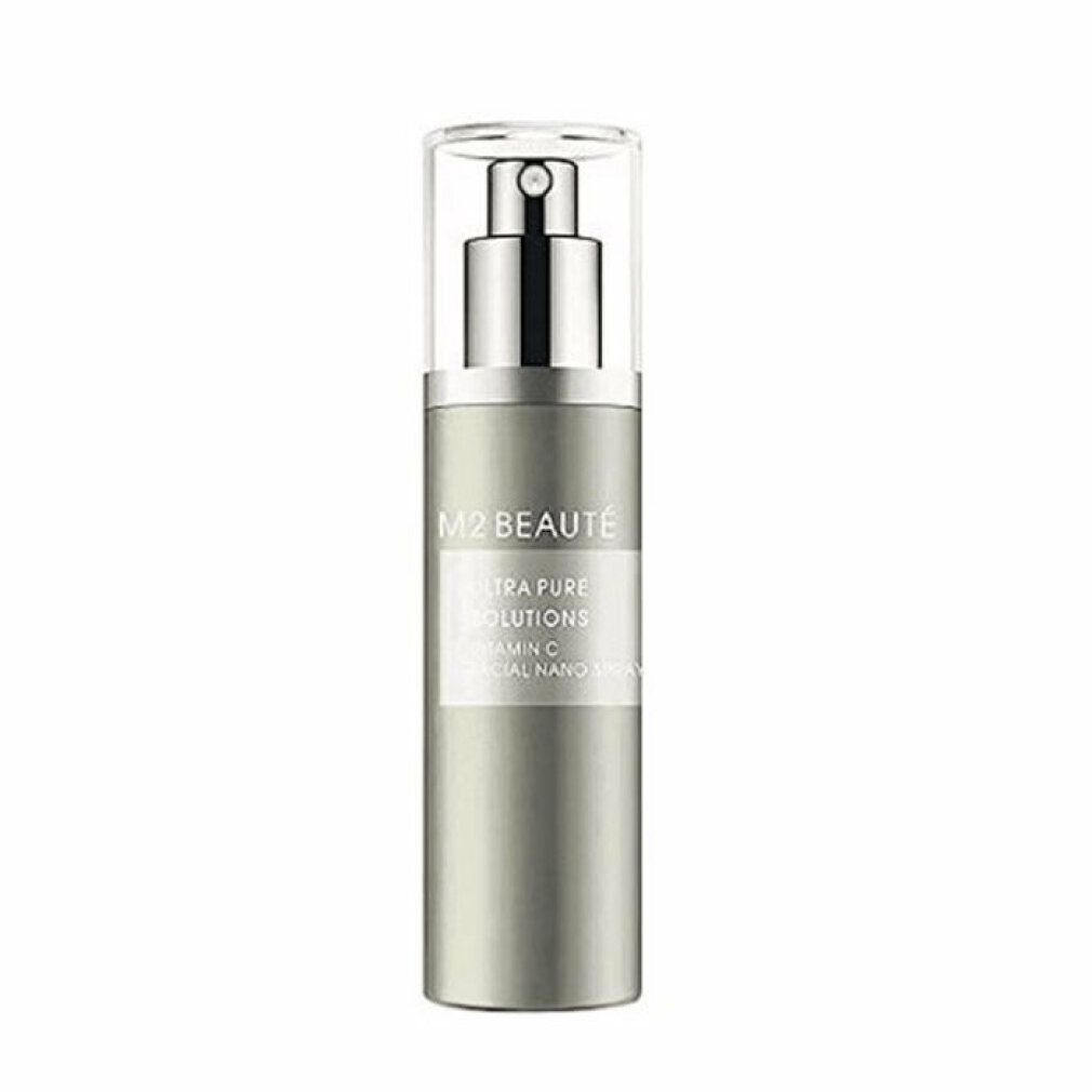 Serumflasche mit Sprühkopf und Kappe. Aufschrift: M2 BEAUTÉ, ULTRA PURE SOLUTIONS, VITAMIN C, FACIAL NANO SPRAY.