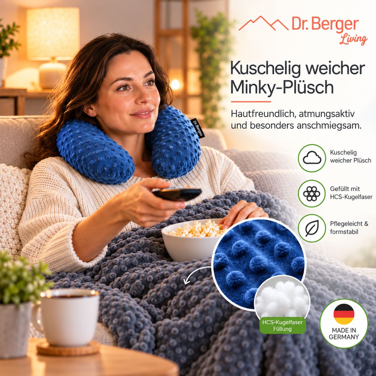 Frau liest mit blauem Nackenkissen aus Minky-Plüsch mit Noppenstruktur. Maße ca. 30x30x8 cm.
