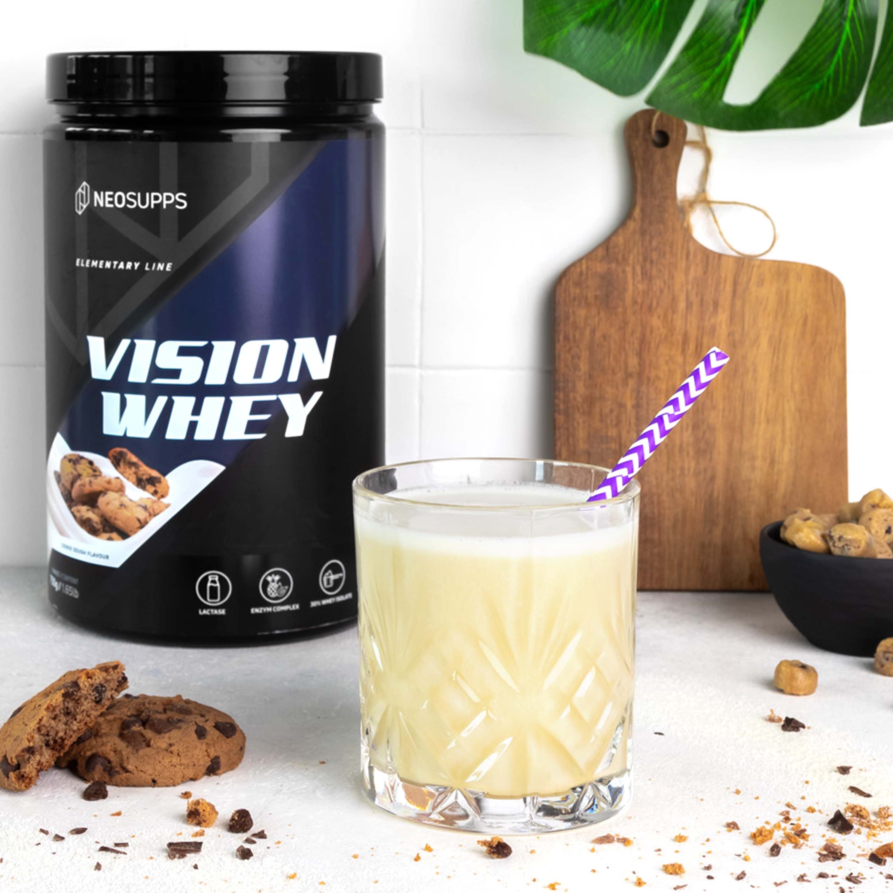 Schwarze Dose "VISION WHEY" neben Glas mit Getränk und Strohhalm. Kekse und Zutaten auf weißem Untergrund. Logo: Neosupps.