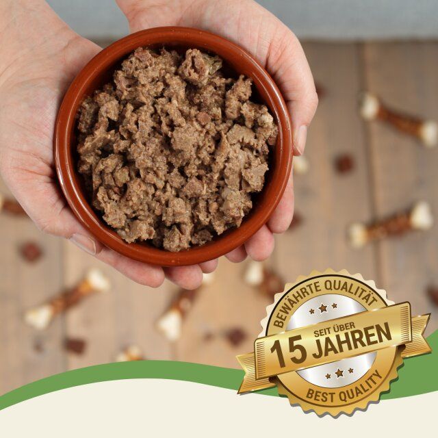 Hundefutter in einer Schale, gehalten von Händen. Siegel: Bewährte Qualität, seit über 15 Jahren, Best Quality.