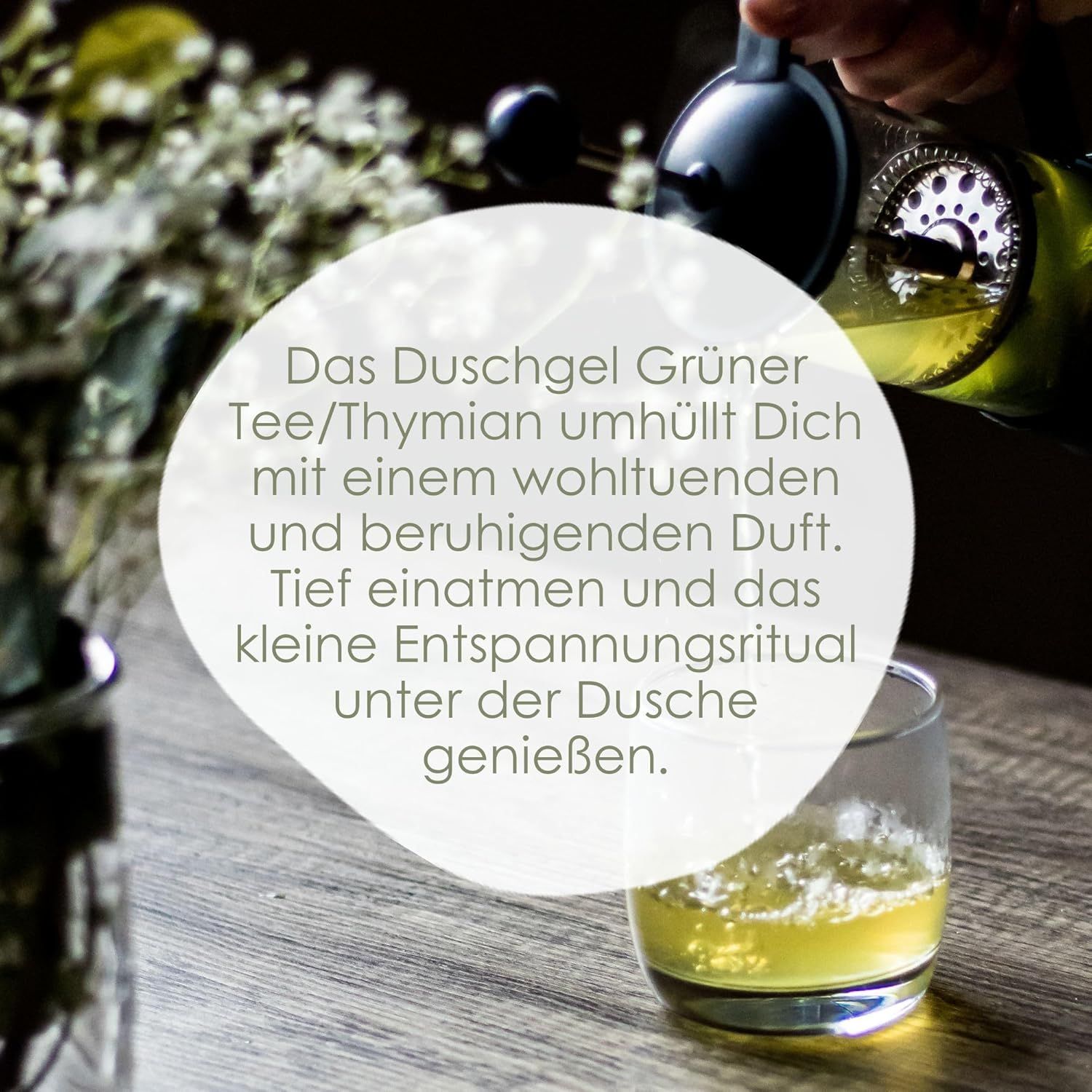 Glas mit grünem Duschgel. Text: Duschgel Grüner Tee/Thymian. Entspannungsritual unter der Dusche.