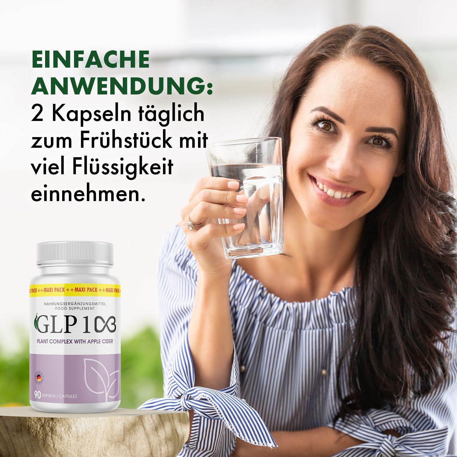 Frau hält Glas Wasser, lächelt. Daneben Pillenfläschchen mit lila Etikett. Aufschrift: GLP 1C3, 90 Kapseln. Mit Apfelessig.