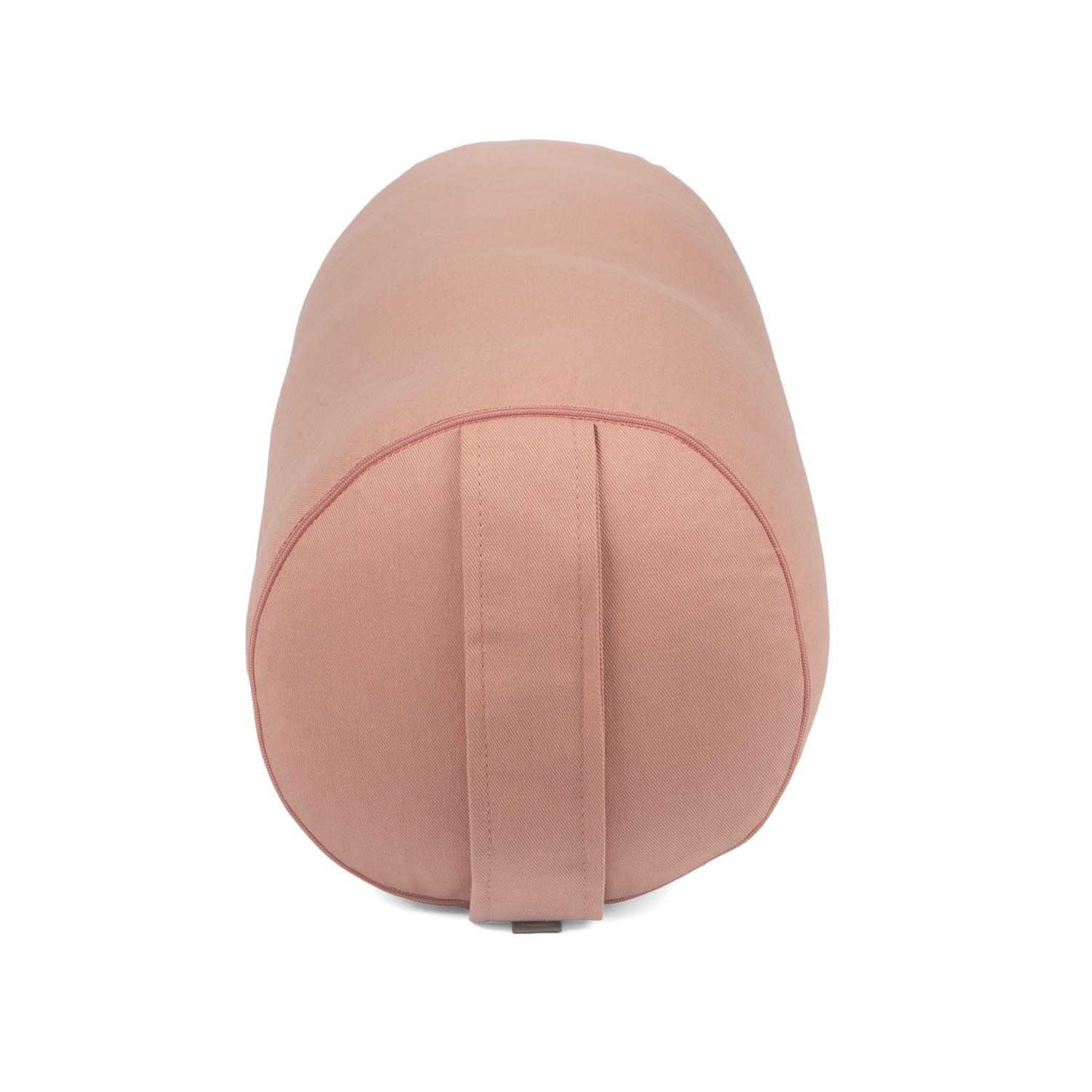 Rosa Yoga-Bolster mit Trageschlaufe. Zylindrische Form, abgerundete Enden. Stoffbezug. Keine sichtbaren Logos.