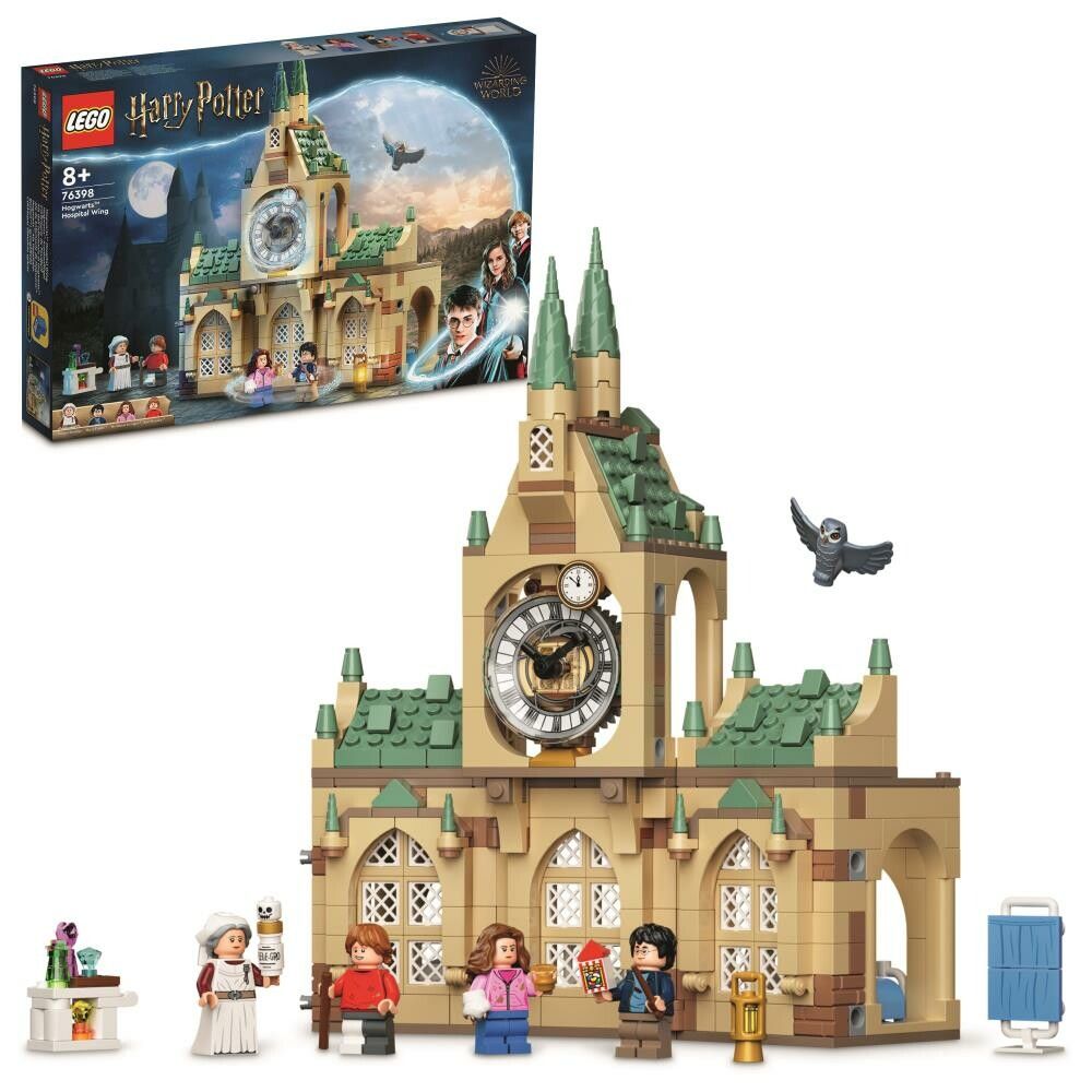 Set LEGO Harry Potter Ala dell'Infermeria di Hogwarts. Il set mostra il modello finito con personaggi e accessori. Il set include l'edificio dell'Ala dell'Infermeria di Hogwarts con orologio, personaggi e accessori. Adatto a bambini dagli 8 anni in su.