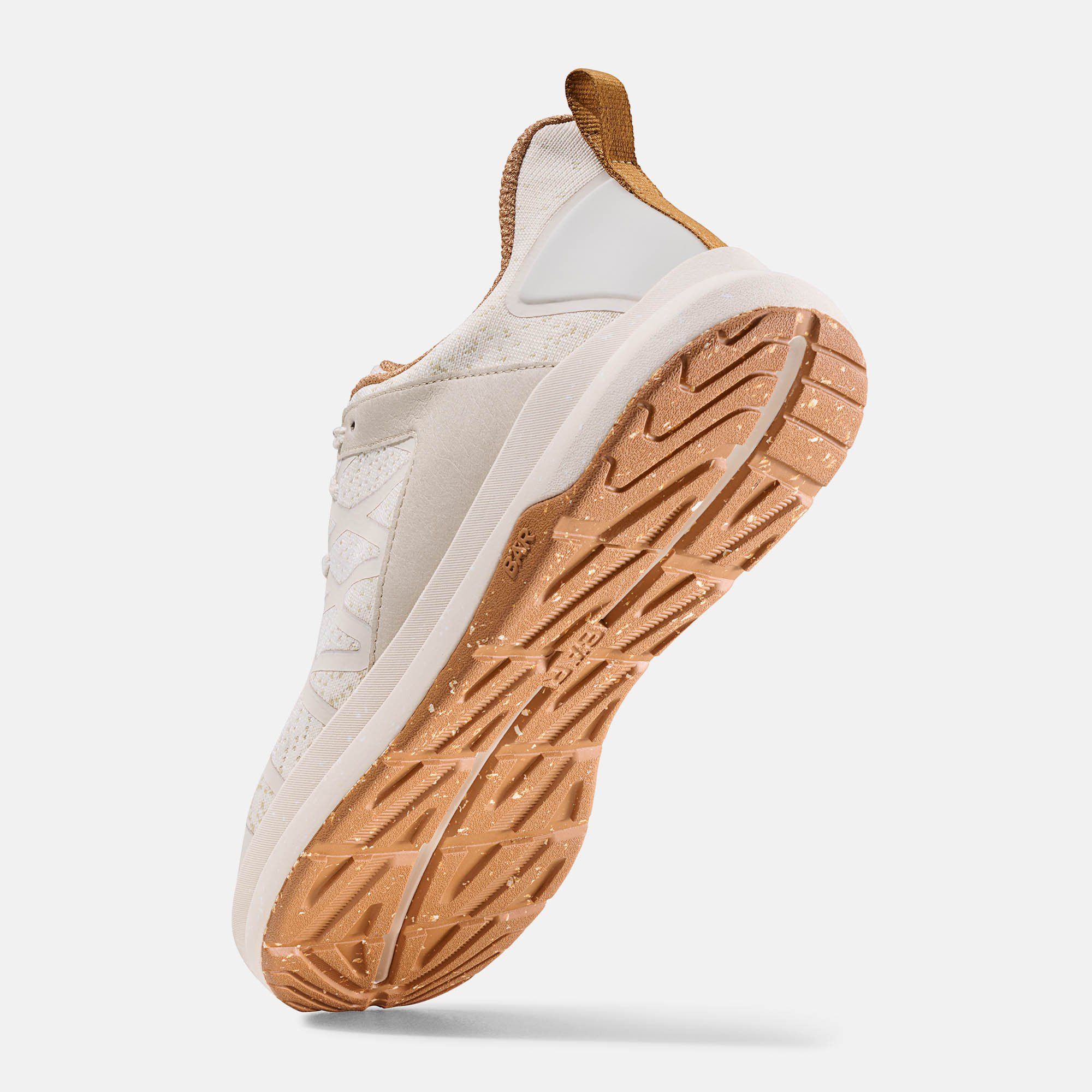 Unisex-Sneaker, Unteransicht. Braune Sohle mit Profil. Cremefarbenes Obermaterial. BÄR-Logo auf der Sohle.