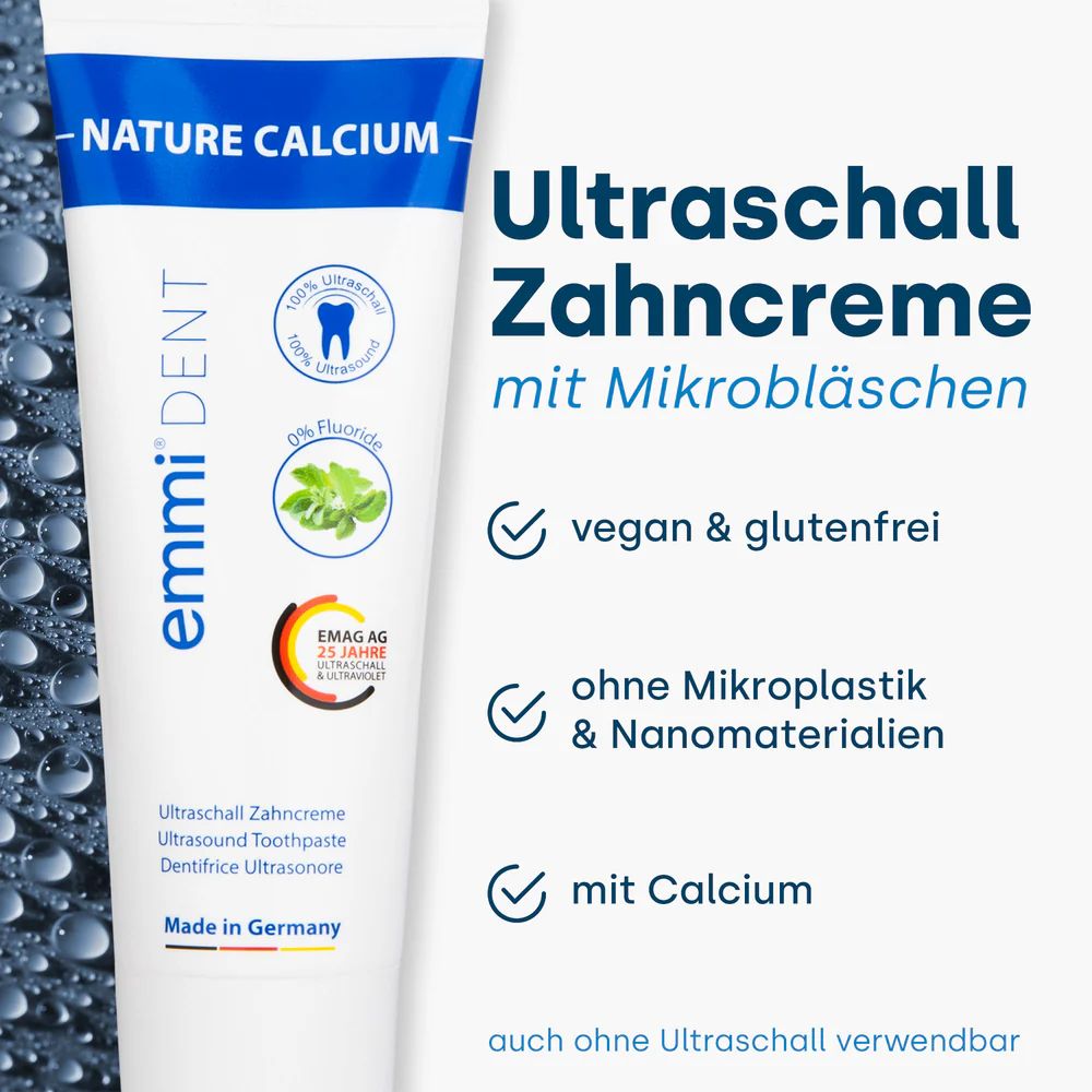 Tube emmi®-dent NATURE CALCIUM Ultraschall-Zahnpasta. Weiß mit blauem Streifen. Enthält Calcium, vegan und glutenfrei.