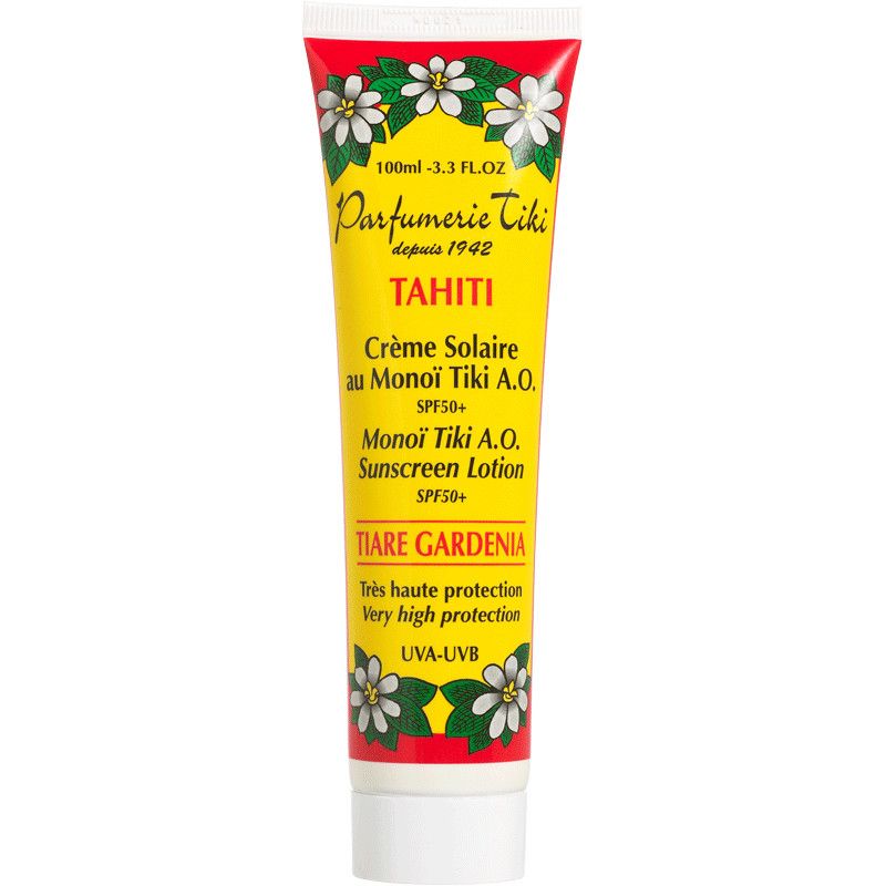 Sonnencreme-Tube mit gelbem Hintergrund. Text: "Parfumerie Tiki", "TAHITI", "Crème Solaire", "SPF50+", "TIARE GARDENIA".