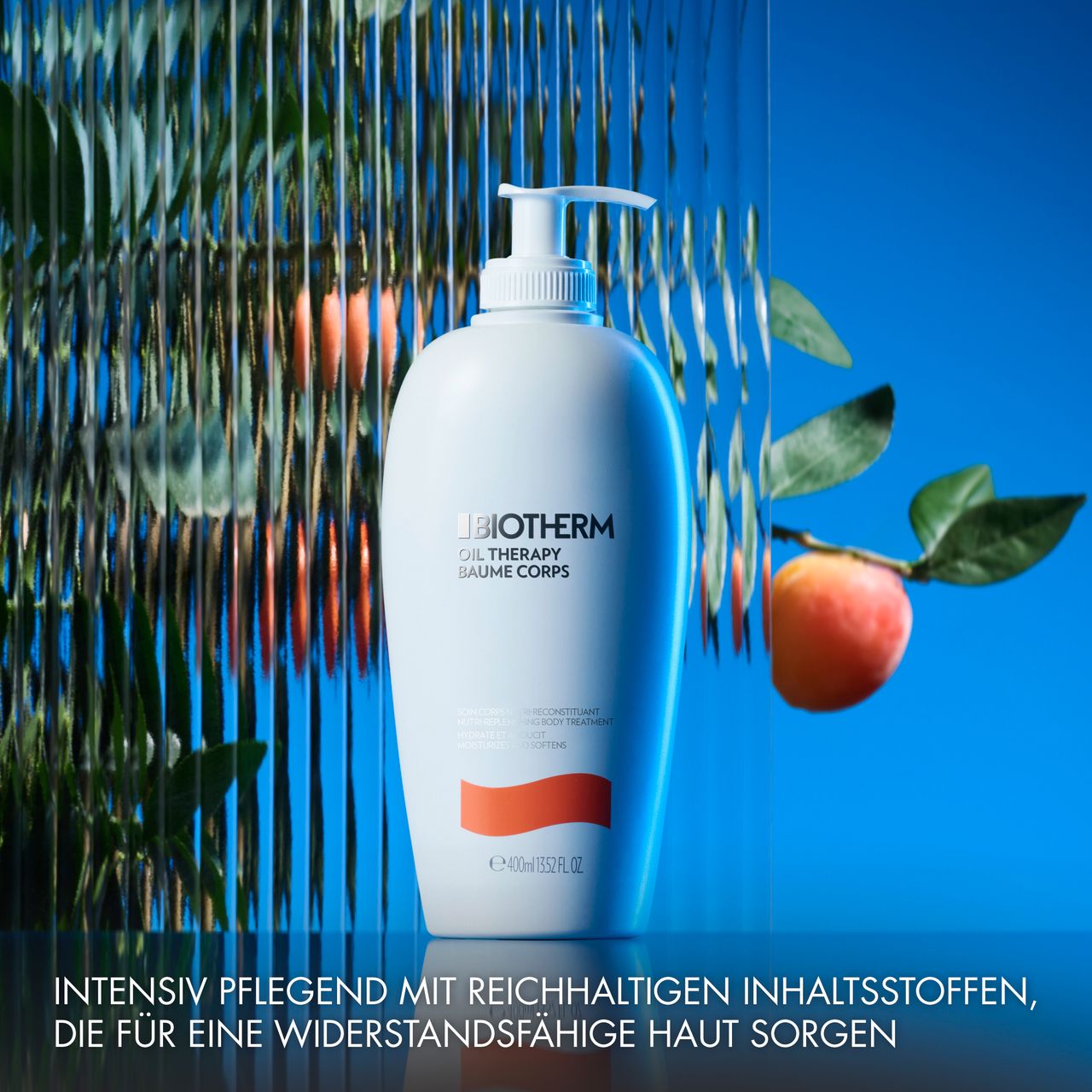 Weiße Flasche mit Pumpe. Text: BIOTHERM OIL THERAPY BAUME CORPS. Hintergrund: Glas und Obst.