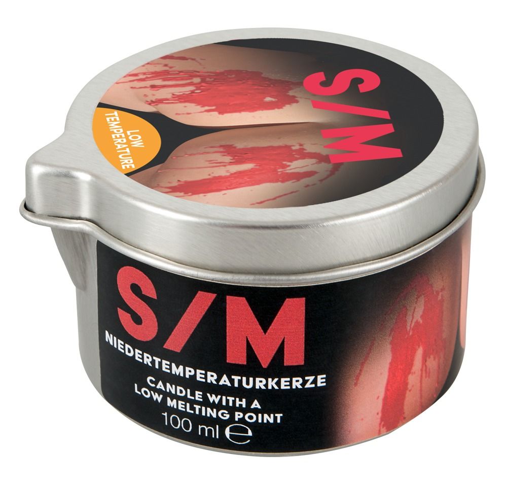 Silberne Dose mit Aufdruck 'S/M Niedertemperaturkerze' und '100 ml e'. Deckel zeigt rote Farbe auf Haut.