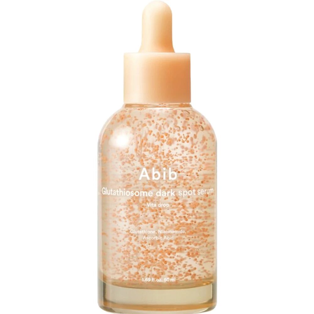 Klare Glasflasche mit Serum, rosa Kügelchen, beiger Deckel und Pipette. Aufschrift: Abib Glutathiosome dark spot serum.