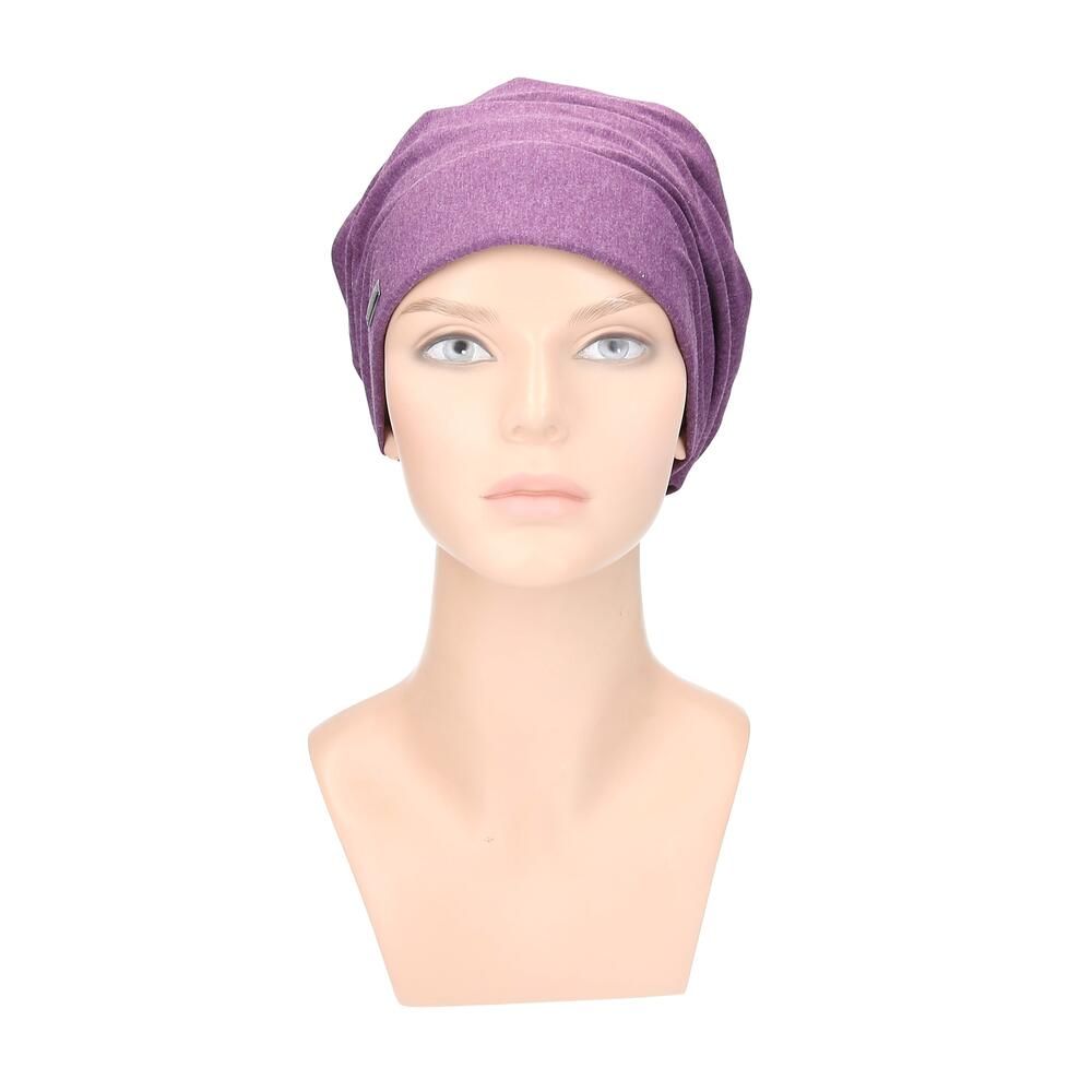 Blaulila Turban auf einer Büste. Frontansicht. Stoff mit Falten gelegt.