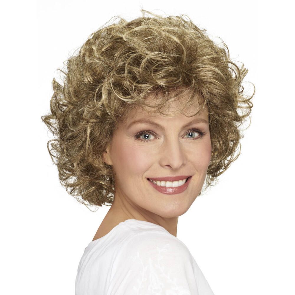 Perücke Viola von Lofty, blond-gelockt, kurze Frisur, Frau lächelt, Frontalansicht.
