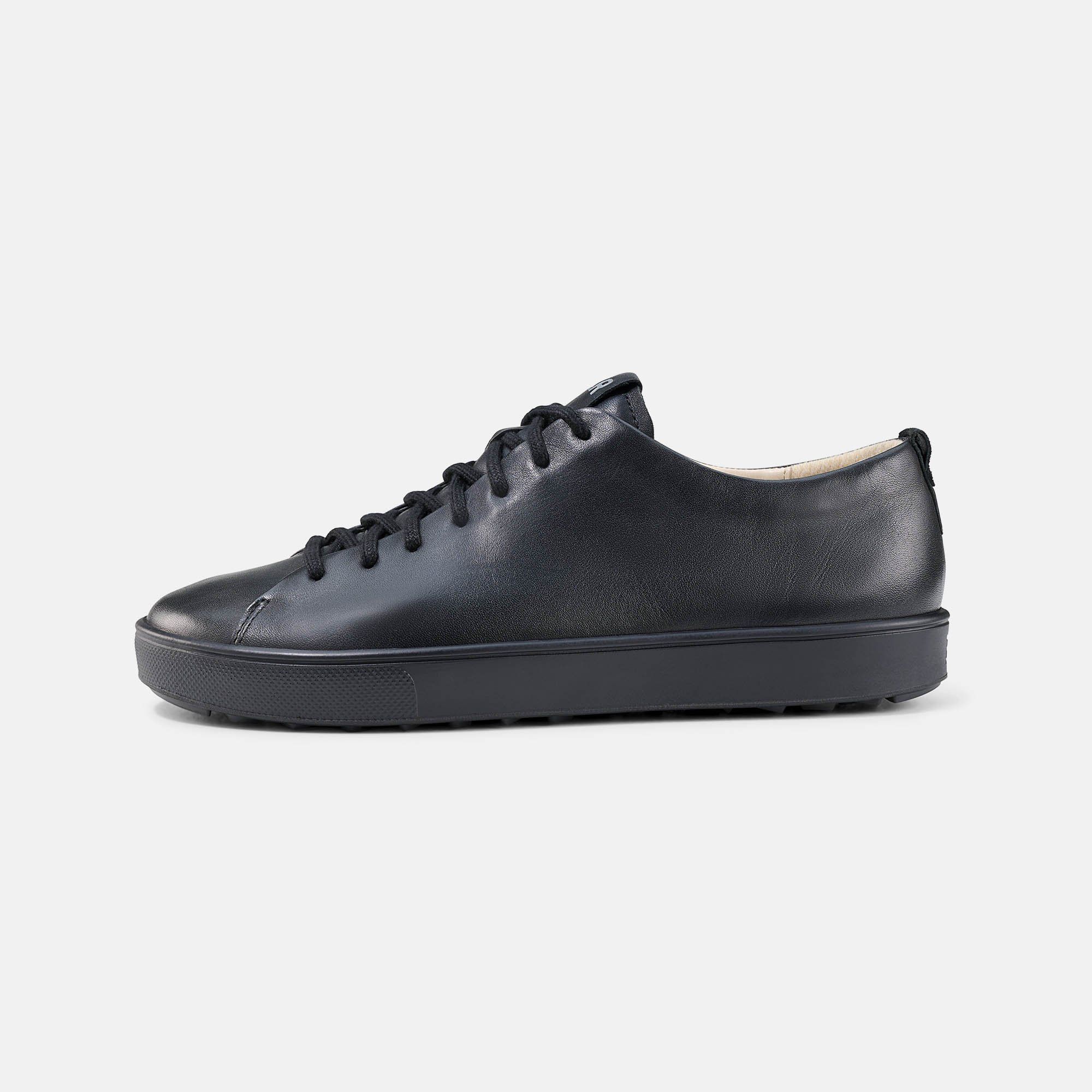 Schwarzer Schuh, Draufsicht. Innensohle mit BAR-Logo und Fußabdruck. Schnürsenkel. Marke BAR.