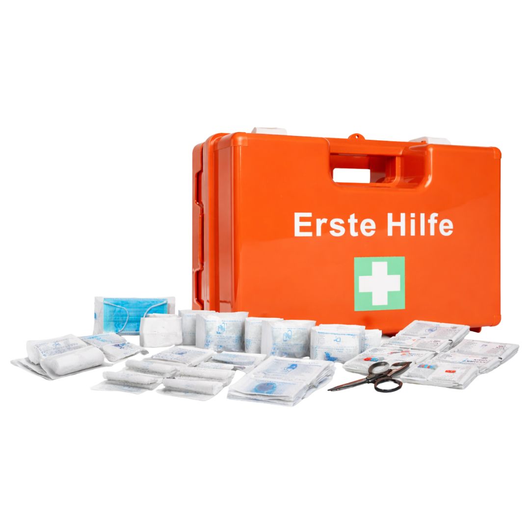 Orange Erste-Hilfe-Koffer mit Inhalt. Verbandsmaterial, Masken, Schere. Text: Erste Hilfe.