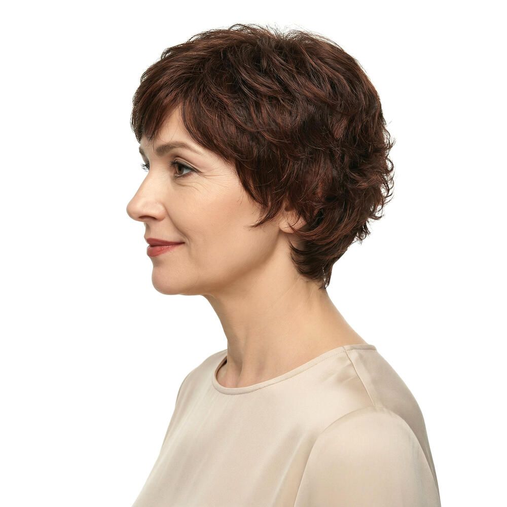 Kurzhaarperücke in Braun-Rot-Tönen. Frau mit Perücke im Profil, Blick nach links.