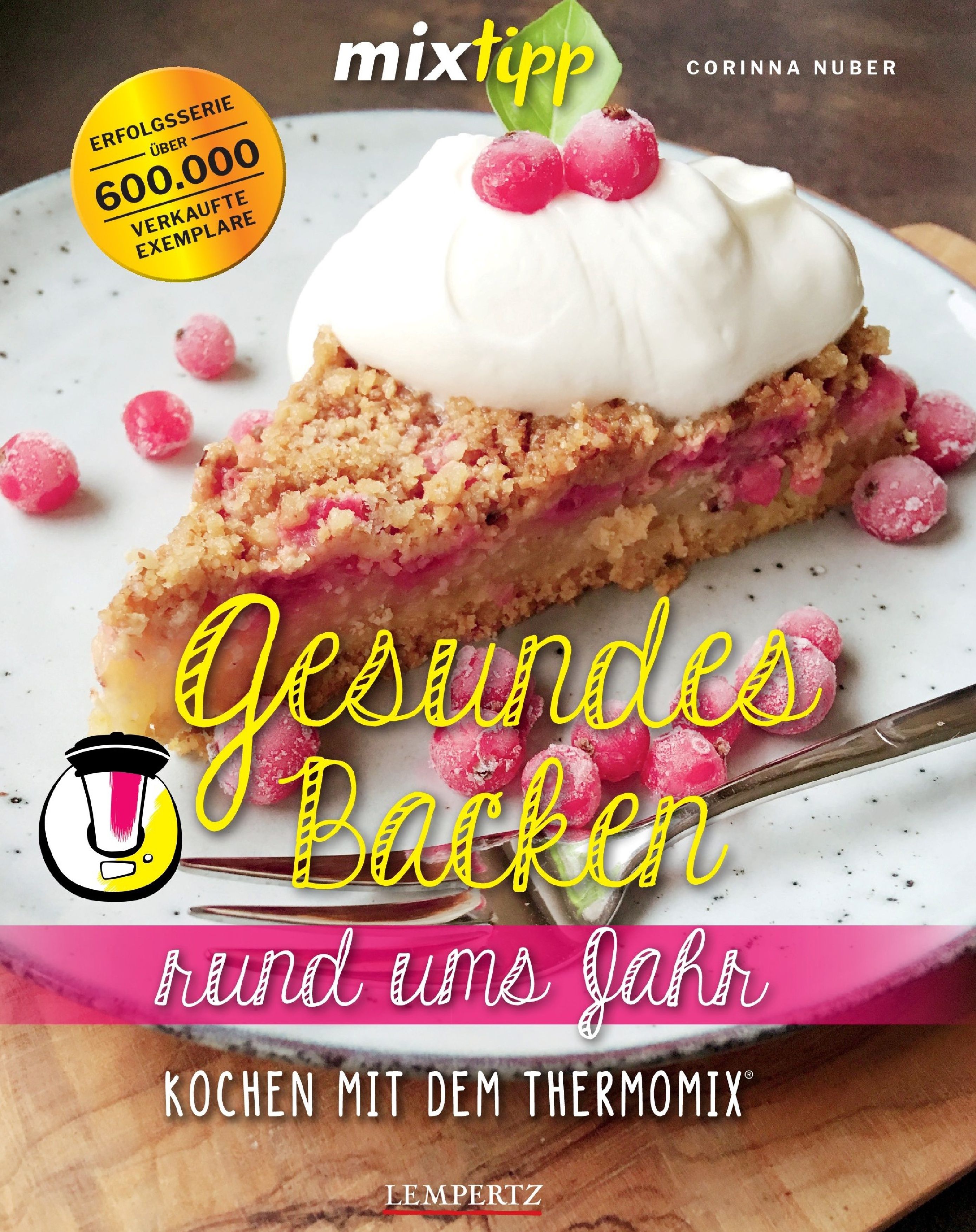 Buchcover: "Gesundes Backen rund ums Jahr". Stück Kuchen mit Creme und Beeren. Gelber Schriftzug. Marke: mixtipp.