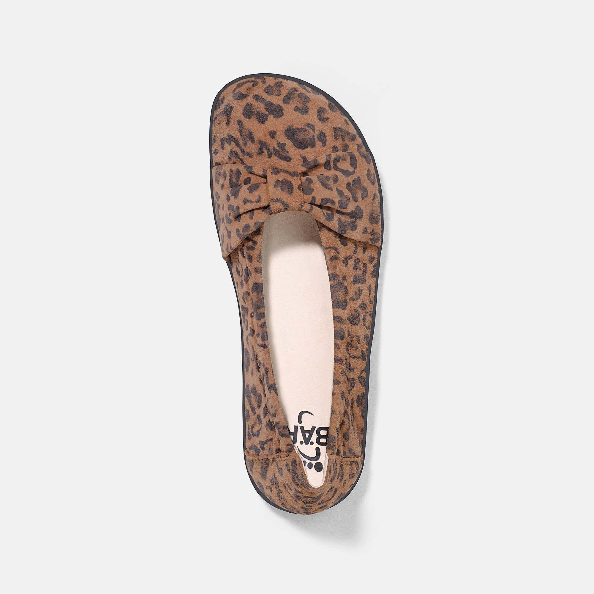Draufsicht einer Ballerina mit Leopardenmuster und Schleifenverzierung.