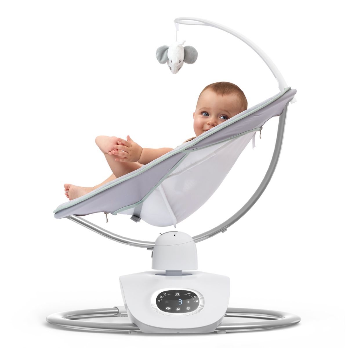 Bambino in altalena elettrica. Seduta grigia, base bianca. Giocattolo sopra.