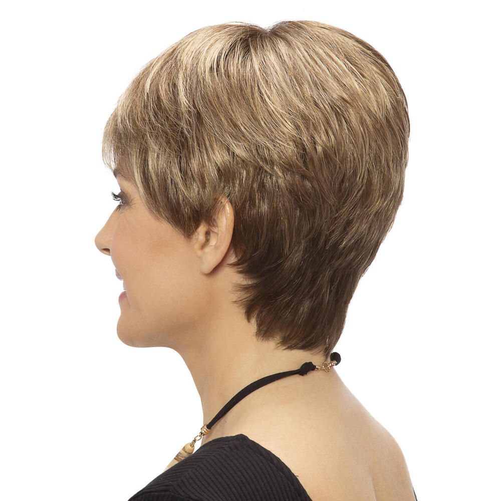 Kurzhaarperücke mit blonden Strähnen. Frau mit Halskette. Rückansicht.