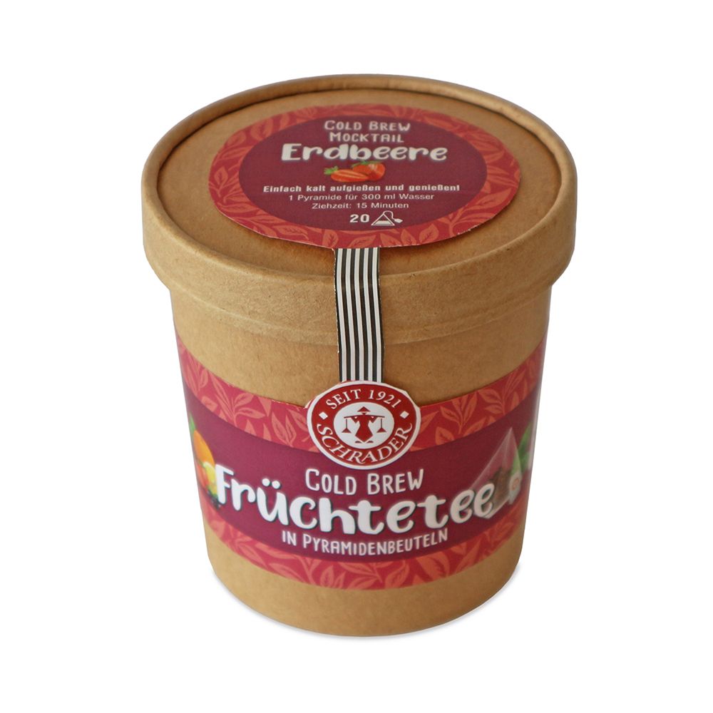 Zylindrische Pappdose mit Deckel. Aufdruck: Schrader Cold Brew Früchtetee Erdbeere. Mit Siegel und vertikalem Streifen.