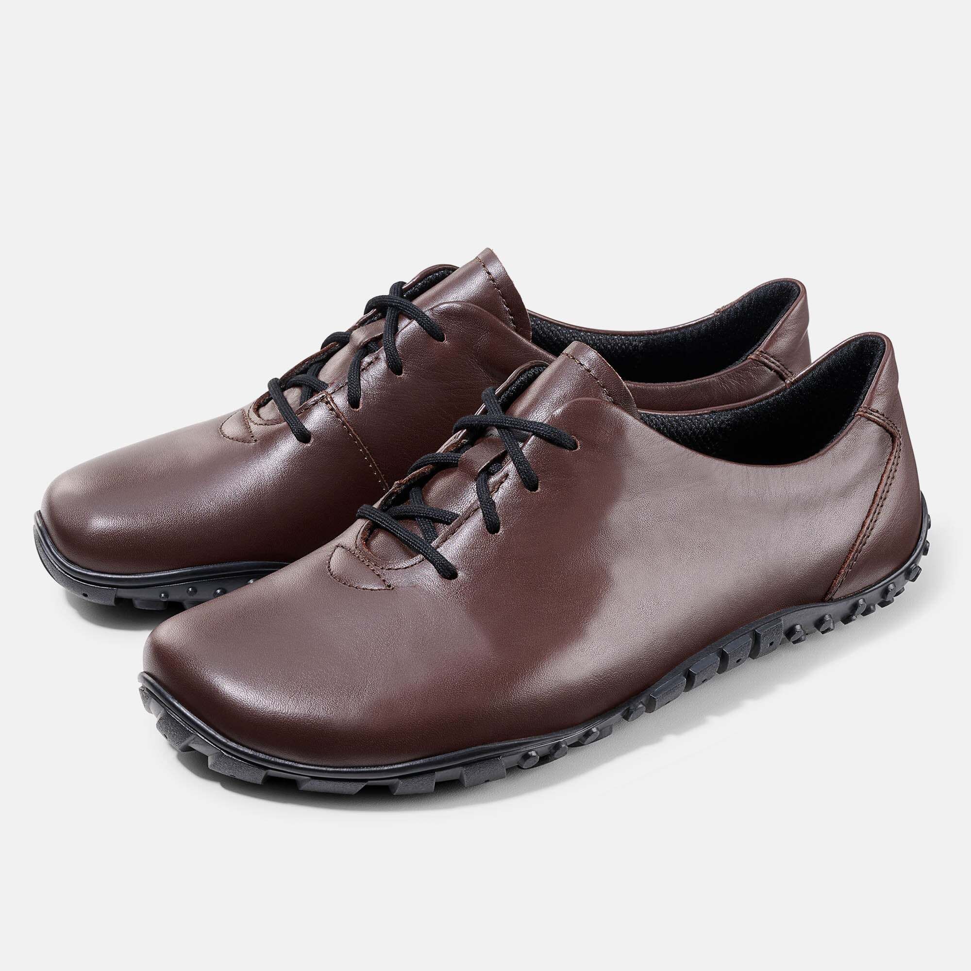 Braune Lederschnürschuhe mit schwarzer Sohle und Schnürsenkeln.