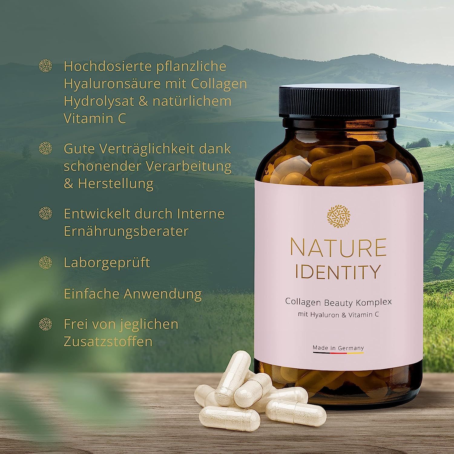 Braune Glasflasche mit Kapseln und Text. "NATURE IDENTITY Collagen Beauty Komplex". Einige Kapseln liegen daneben. Hintergrund: Landschaft.