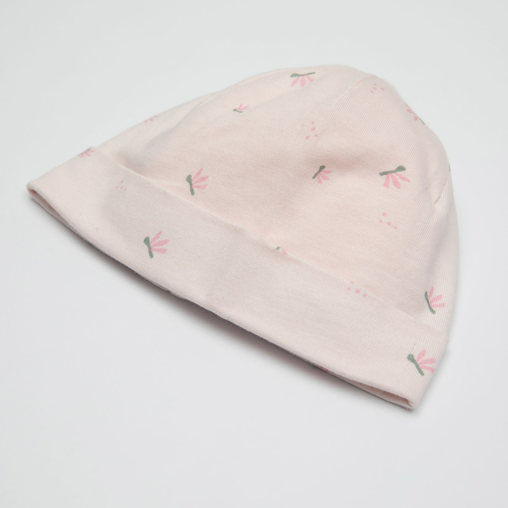 Rosa Mütze mit floralem Muster. Rundes Design mit umgeschlagenem Saum. Keine weiteren Details.