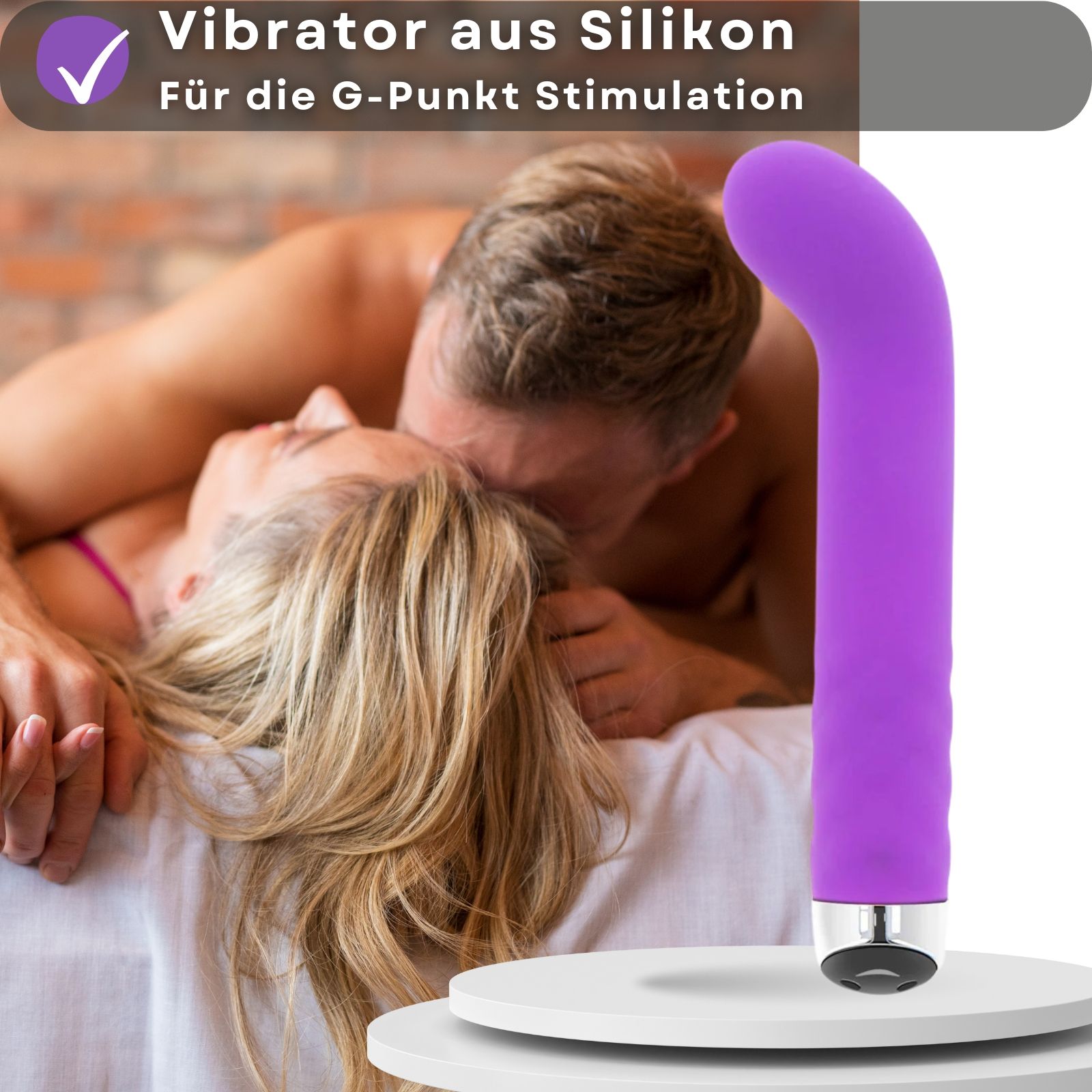 Lila Vibrator. Text: Silikon, G-Punkt Stimulation. Paar im Hintergrund. Auf Podest.