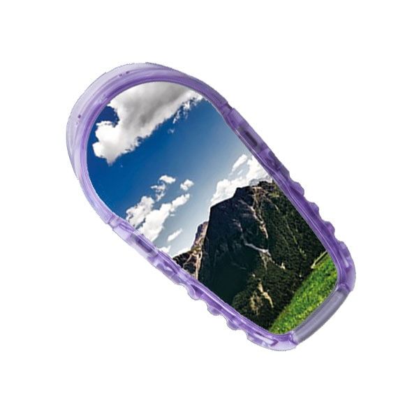 Ein Aufkleber mit einem Bergmotiv. Ovale Form mit lila Rahmen.