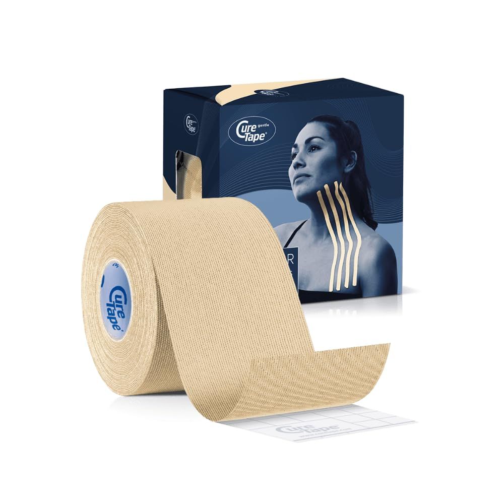 Beige Kinesiologie Tape Rolle und Verpackung. CureTape Logo. Frau mit Tape am Hals abgebildet.