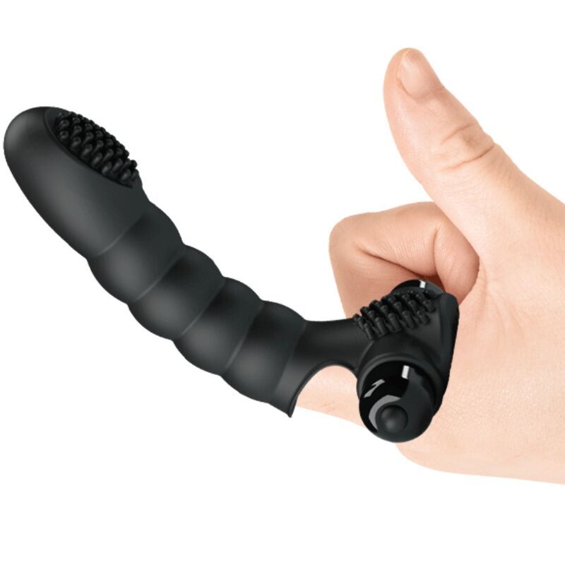 Fingeraufsatz-Vibrator in Gebrauch. Schwarzes Produkt, geriffelte Spitze, gerillter Schaft. In einer Hand.