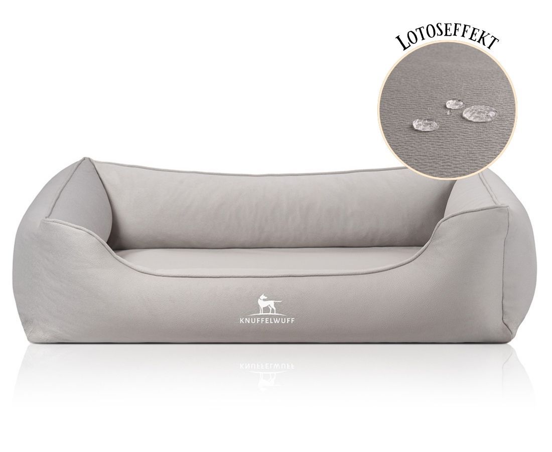 Hundebett, grau, mit erhöhtem Rand. Logo Knuffelwuff. Detailansicht: Wasserabweisende Oberfläche. Text: Lotoseffekt.