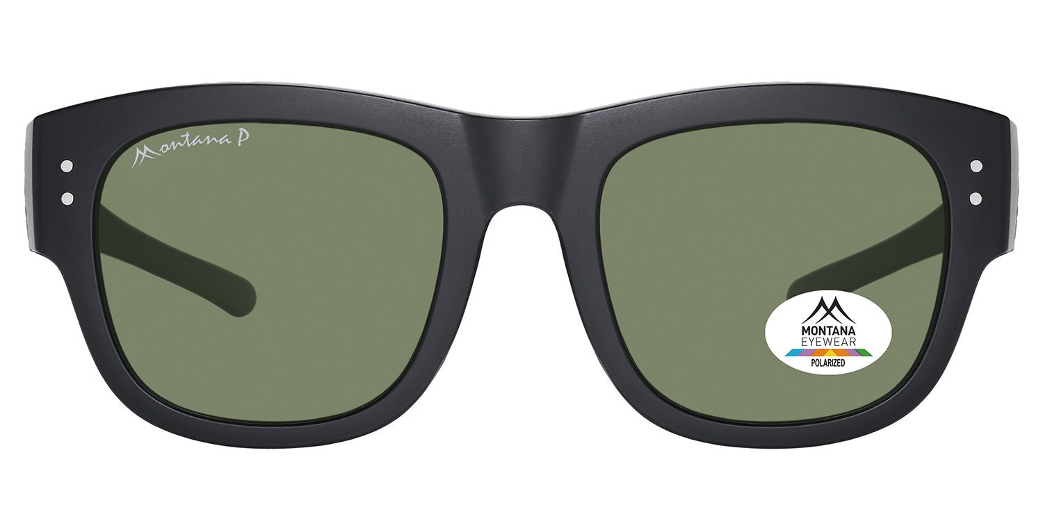 Schwarze Sonnen-Überbrille mit grünen Gläsern. Montana Eyewear Logo auf dem Rahmen und Gläsern. Polarisierte Gläser.