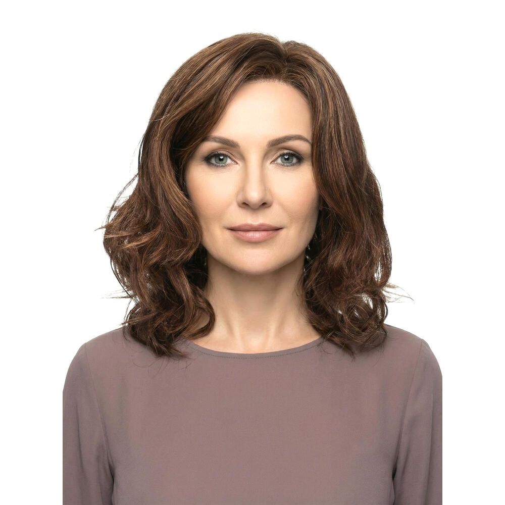 Perücke mit gewelltem, braunem Haar. Frontale Ansicht einer Frau mit schulterlangem Haar.