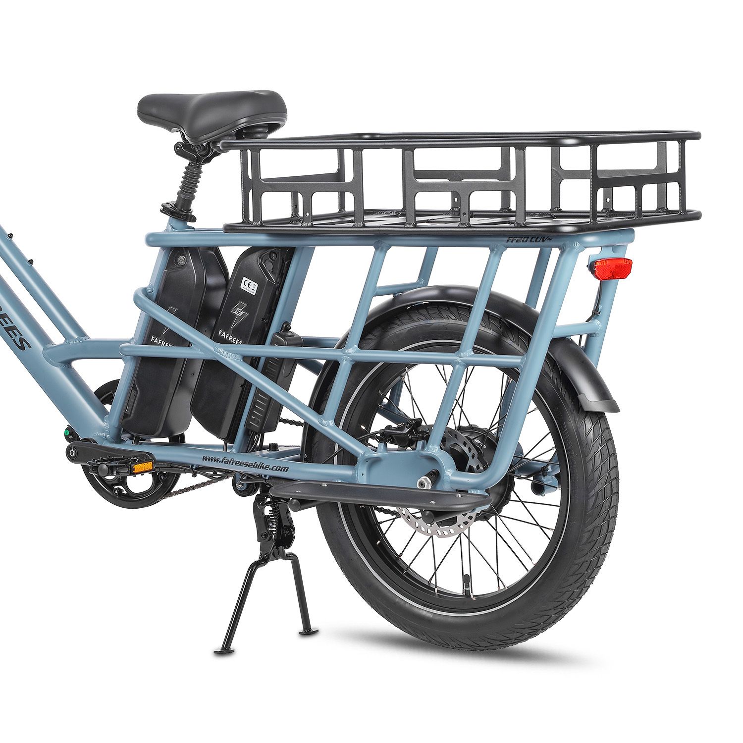 Blaues Cargo-E-Bike mit schwarzem Korb und Doppelbatterie. Hinterrad, Kotflügel, Ständer und Rücklicht sichtbar.