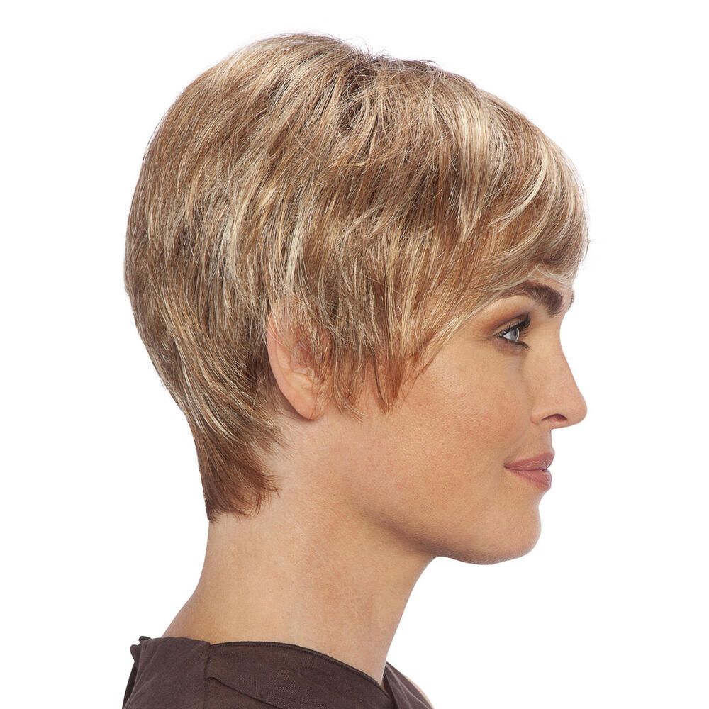 Kurzhaarperücke, blond mit Strähnen. Profilansicht einer Frau mit braunem Oberteil.