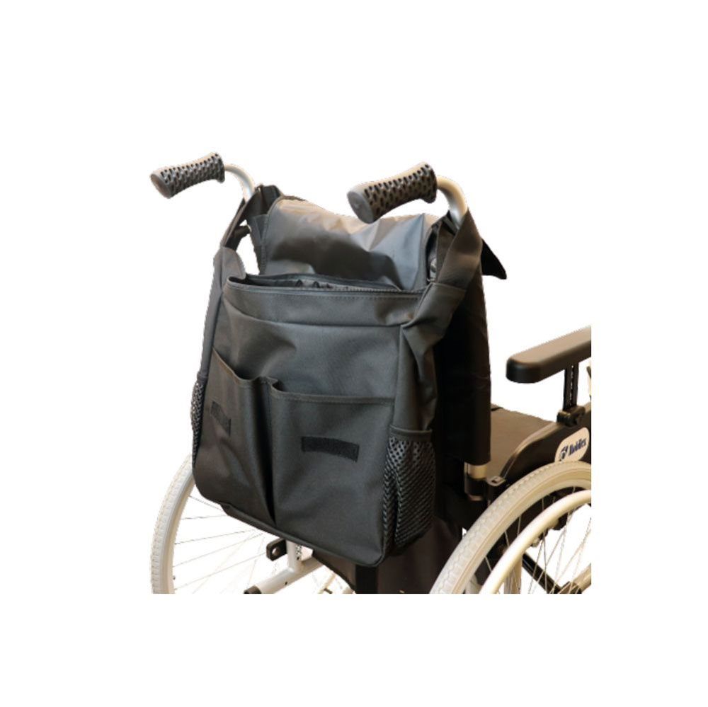 Schwarze Rollstuhltasche mit mehreren Fächern und Netztaschen. Am Rollstuhl befestigt.