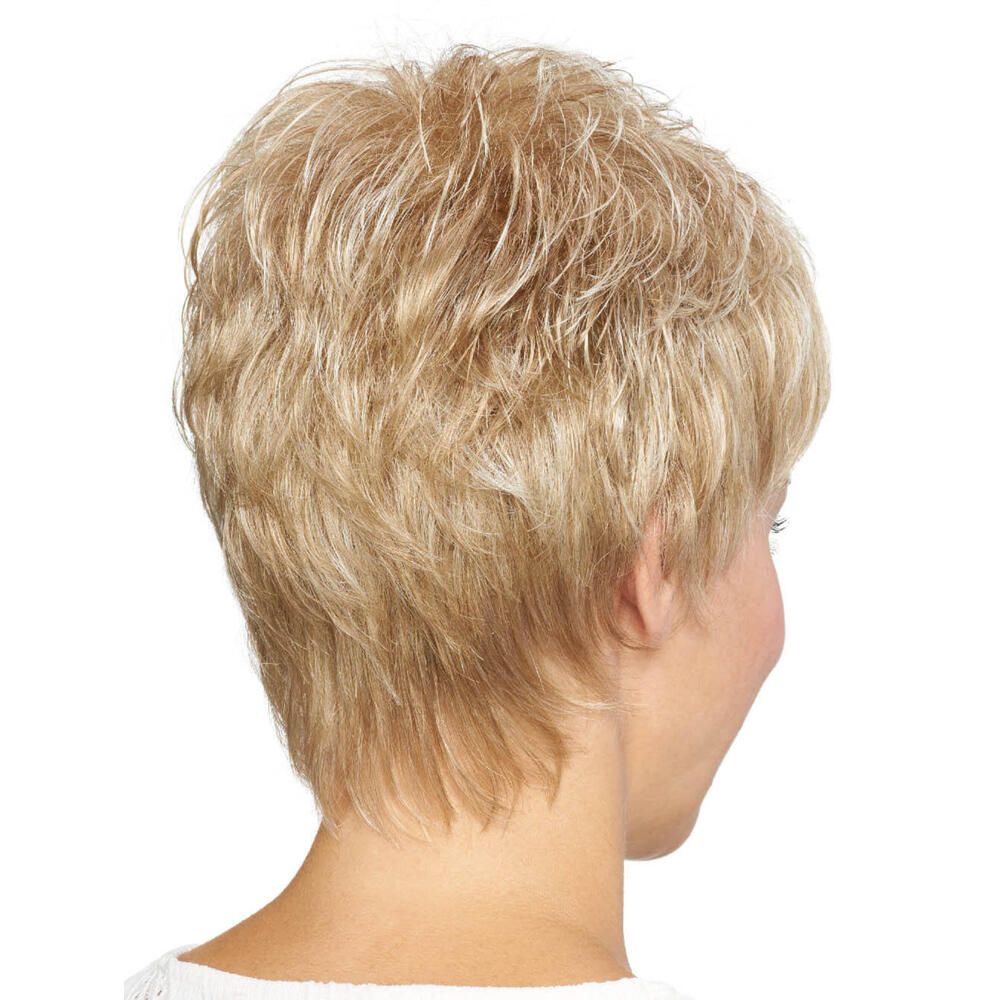 Blonde Kurzhaarperücke. Rückansicht einer Frau mit Perücke. Kurze, gestufte Frisur.