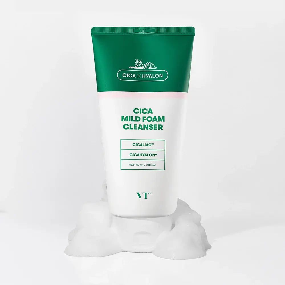 Weiße Tube mit grünem Deckel. Aufschrift: Cica Mild Foam Cleanser, Cicaliao, CicaHyalon. Marke: VT. Auf Schaum.