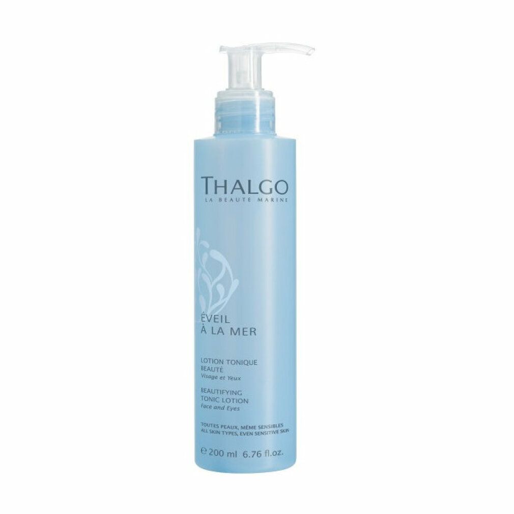 Hellblaue Flasche mit Pumpe. Aufschrift: Thalgo, Eveil à la Mer, Lotion Tonique Beauté. Für Gesicht und Augen. 200 ml.