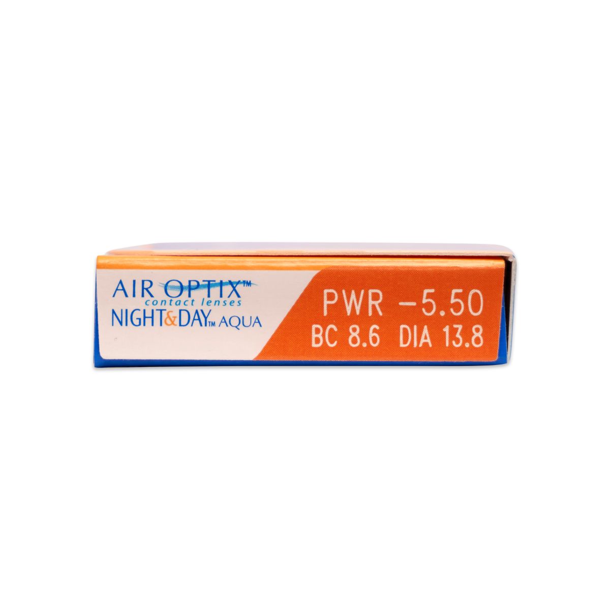 Kleine, rechteckige Schachtel mit Air Optix Night & Day Aqua. Aufschrift: PWR -5.50, BC 8.6, DIA 13.8.