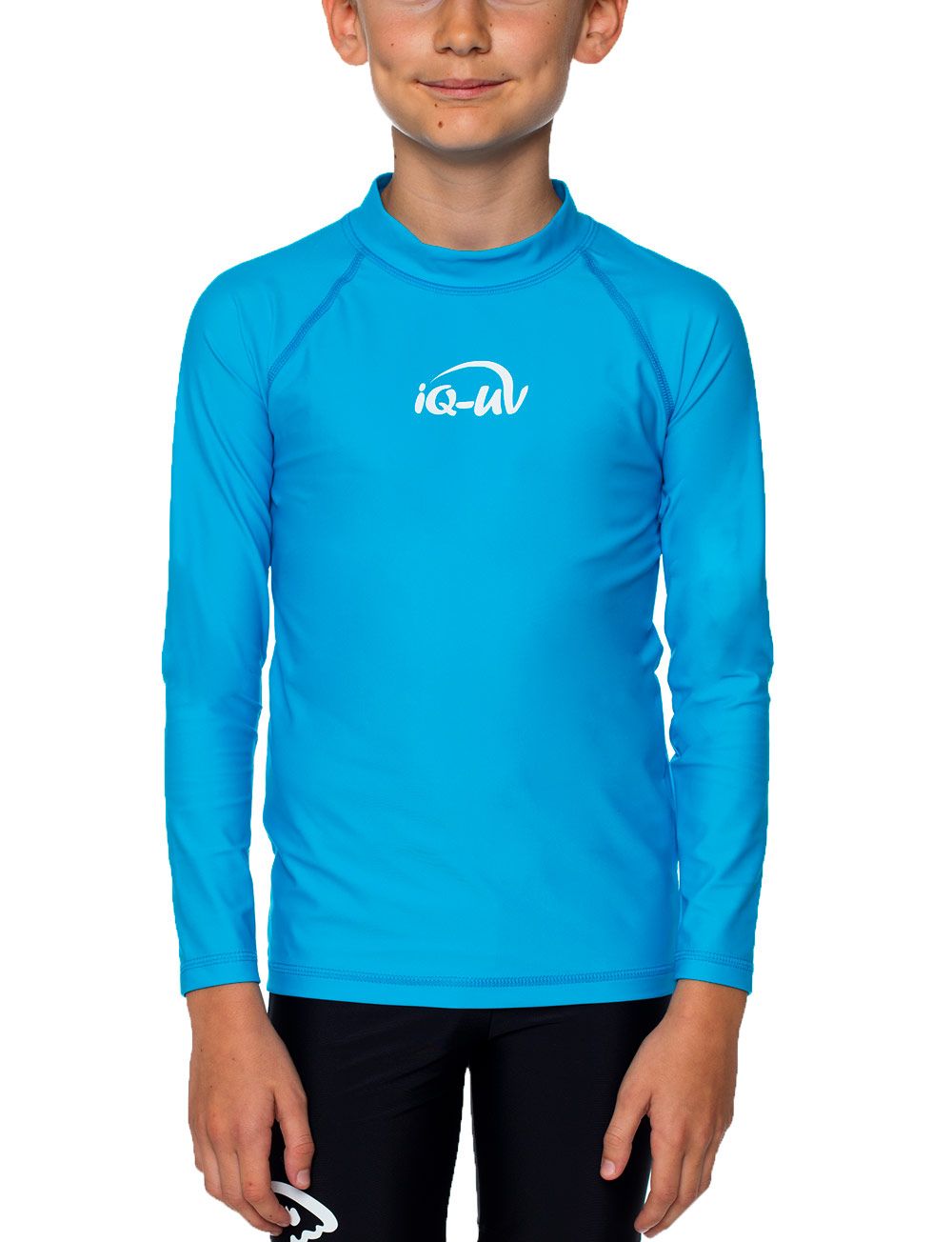 Kind trägt türkisfarbenes Langarm-Shirt mit iQ-UV-Logo. Schwarze Badehose. Stehkragen. Hellhäutig.