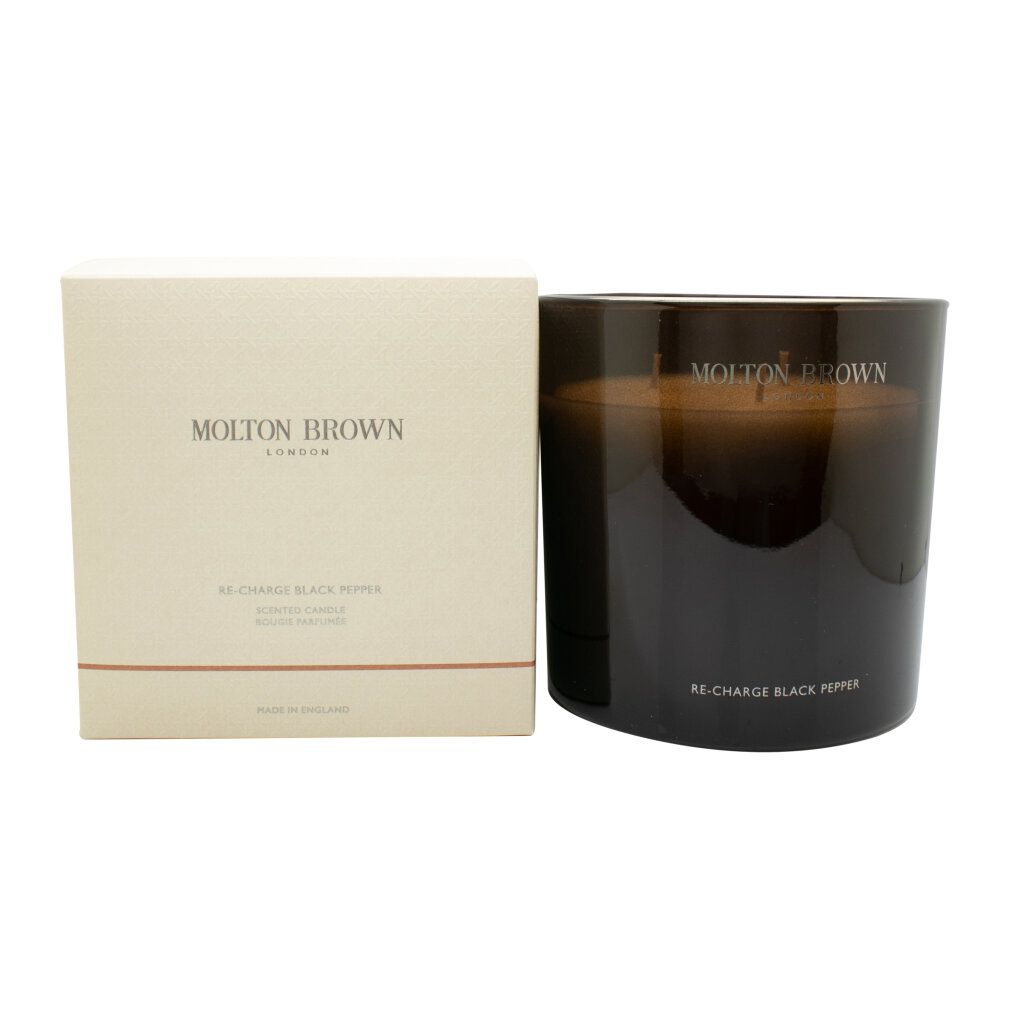 Molton Brown Re-Charge Black Pepper Duftkerze neben ihrer Verpackung.