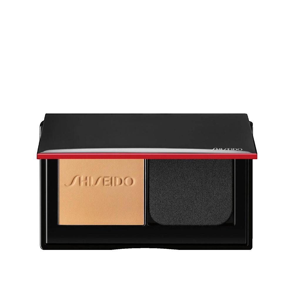 Kompaktpuder mit Schwamm. Schwarzes Etui mit roter Linie und Shiseido-Logo. Puder in Beige. Schwamm in Schwarz.