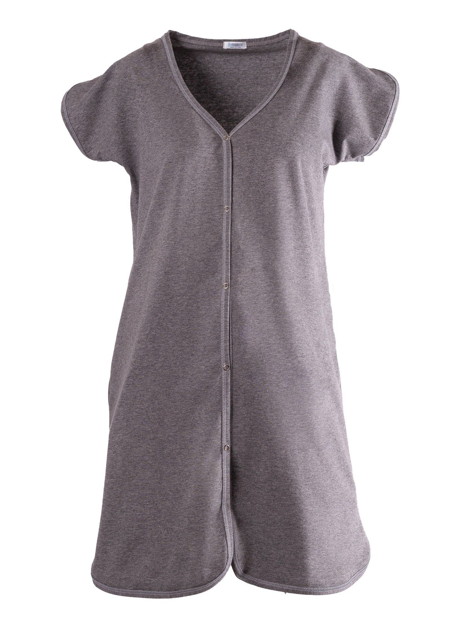 Graues Geburtshemd mit V-Ausschnitt und kurzen Ärmeln. Knopfleiste vorne. Saum und Ärmel mit Kontrastnaht.