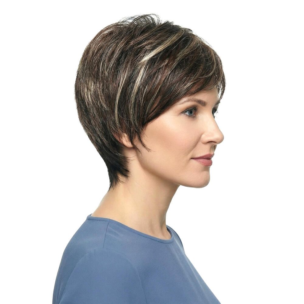 Kurzhaarperücke mit braunen und blonden Strähnen. Profilansicht einer Frau mit blauem Oberteil.