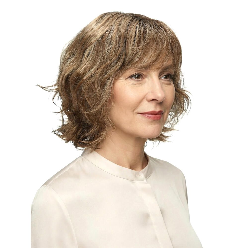 Frau mit Perücke, Blick zur Seite. Gewelltes Haar, helle Farbe, weißer Hintergrund.