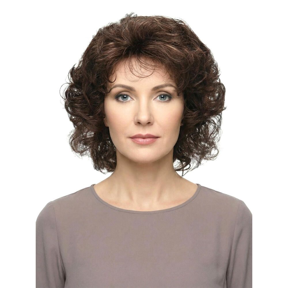 Frau mit brauner Perücke. Lockiges Haar, schulterlang. Frontalansicht, vor weißem Hintergrund.