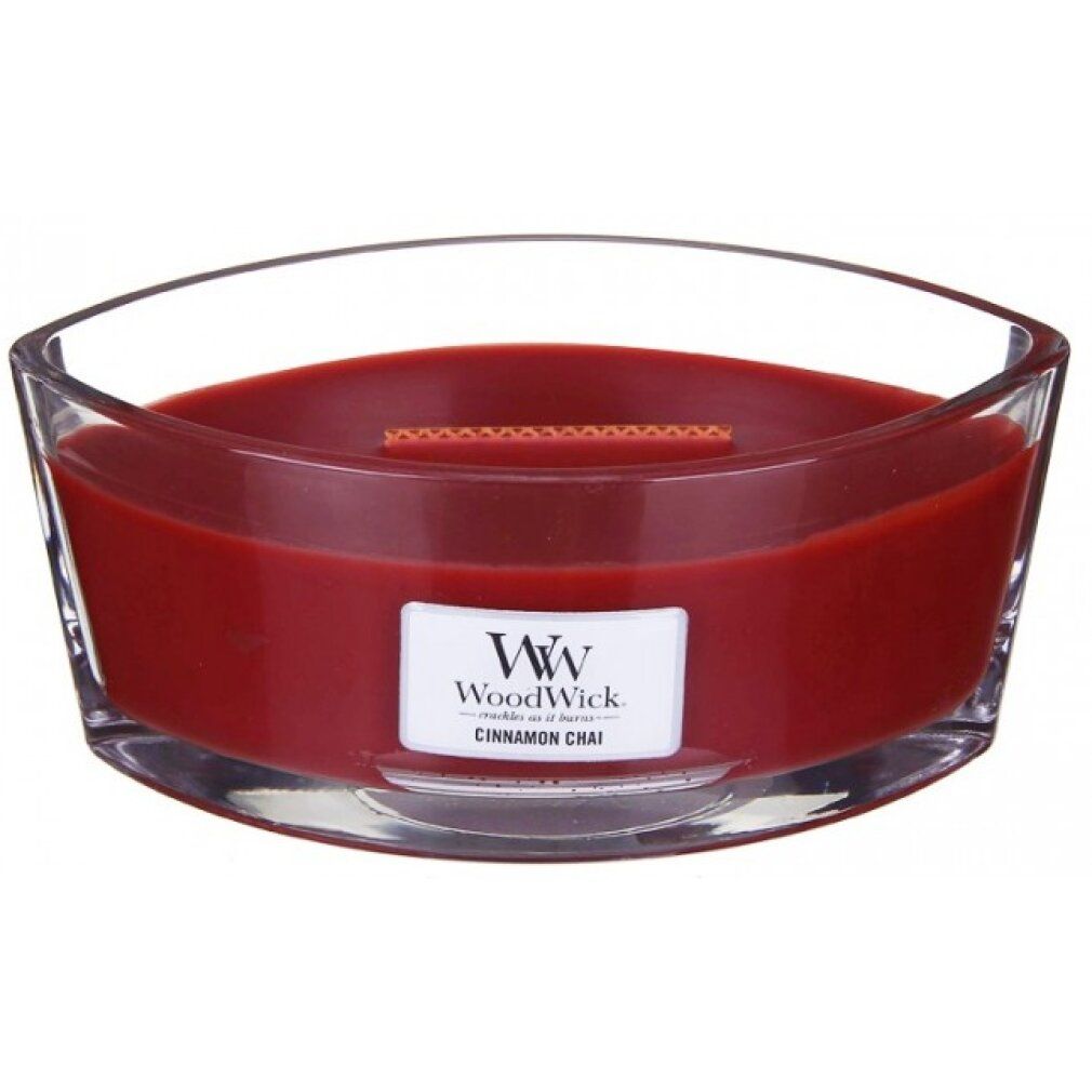 Ellipsenförmige Kerze ohne Deckel. Roter Wachs in Glasbehälter. Etikett mit "WoodWick" und "Cinnamon Chai".