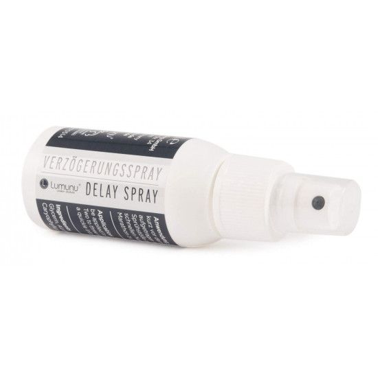 Weiße Sprühflasche mit schwarzem Etikett. Beschriftung: Verzögerungsspray, Delay Spray. Liegende Ansicht.